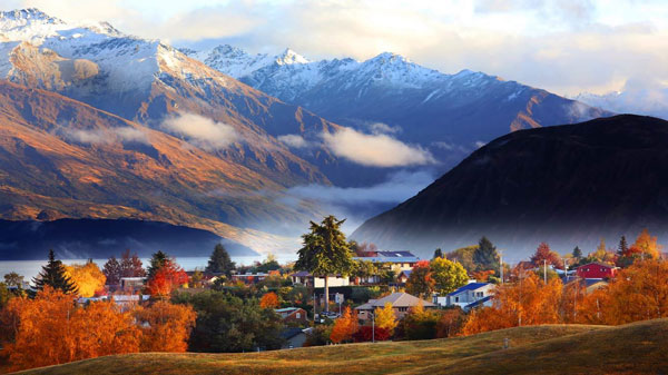 Wanaka Town surrounded by mountains.