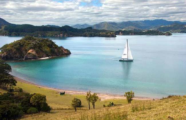 Sailboat making its way through the main Islands in the bay.