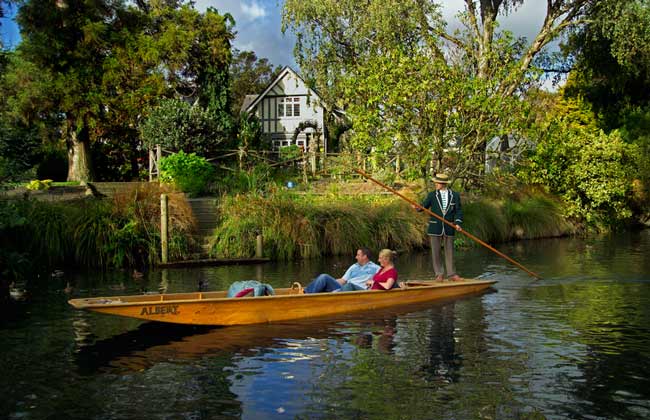 A couple punting upon the Avon River.