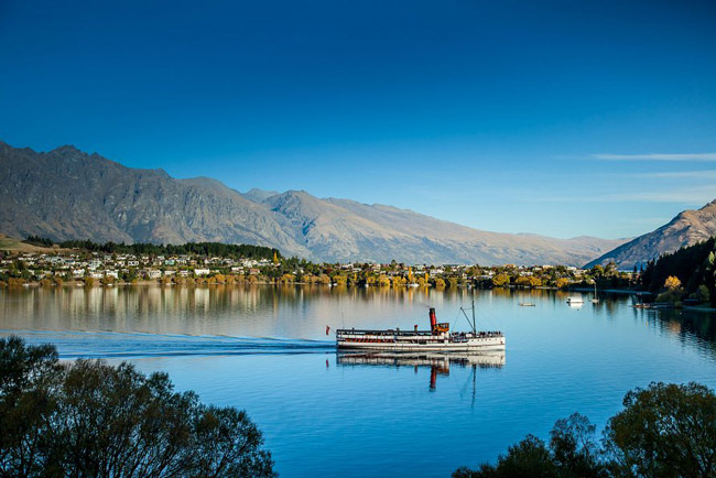 View from Lake Wakatipu to Queenstown
