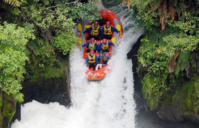 Stunning picture of a group doing the Kaituna River White Water Rafting.