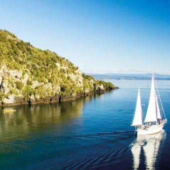 tour group new zealand Sailing Lake Taupo