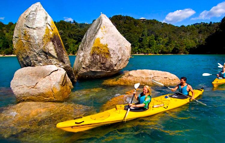 kayaking Split Apple Rock in Abel Tasman