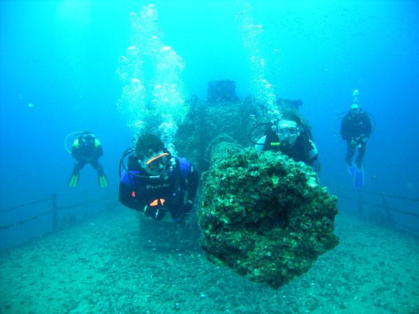 HMAS Brisbane diving