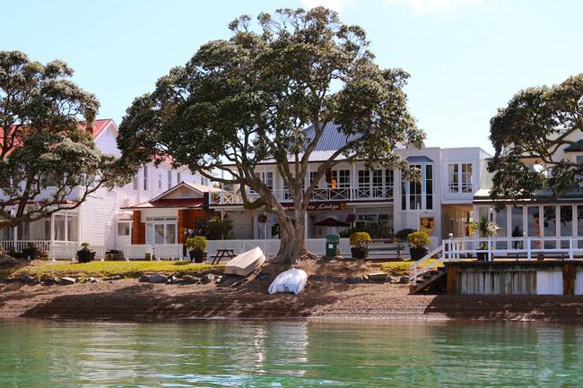 Commodore’s Waterfront Lodge in Russell