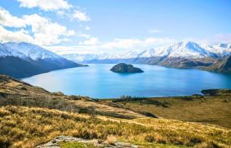 Lake Wānaka and snowcapped mountains