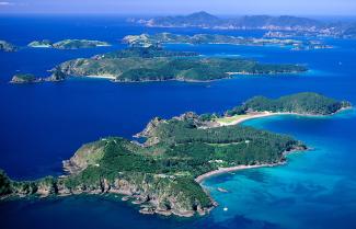 An arial viw of the Bay of Islands. 